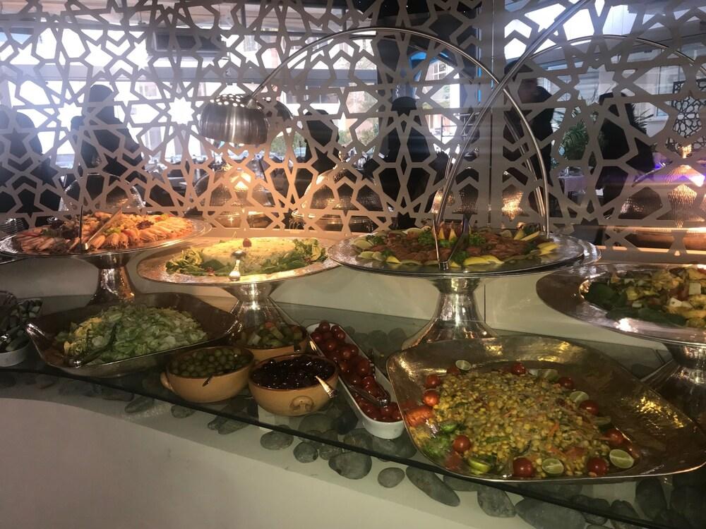 カールトン アル モアイベッド ホテル ダンマーム エクステリア 写真 A selection of meze at a restaurant in Nicosia, Cyprus
