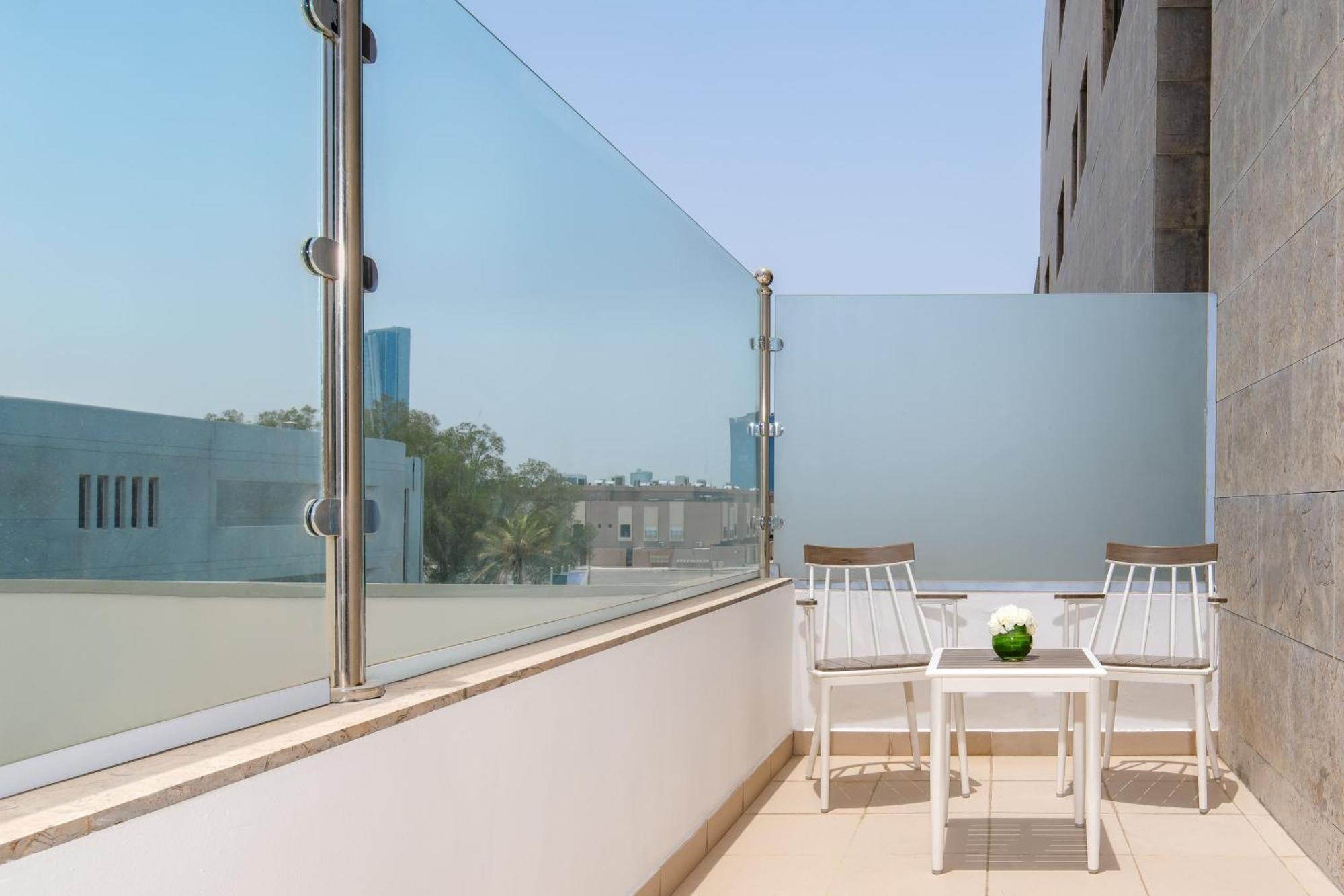 カールトン アル モアイベッド ホテル ダンマーム エクステリア 写真 A glass balustrade