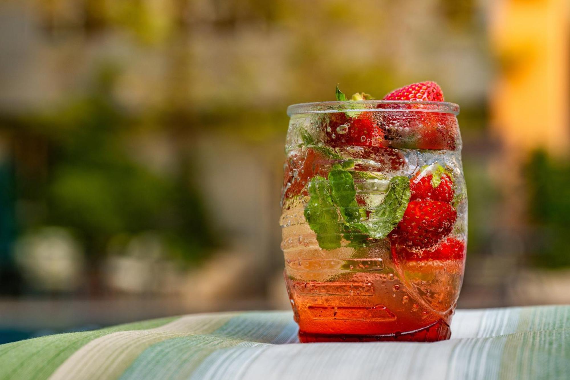 カールトン アル モアイベッド ホテル ダンマーム エクステリア 写真 A strawberry and mint caipirinha