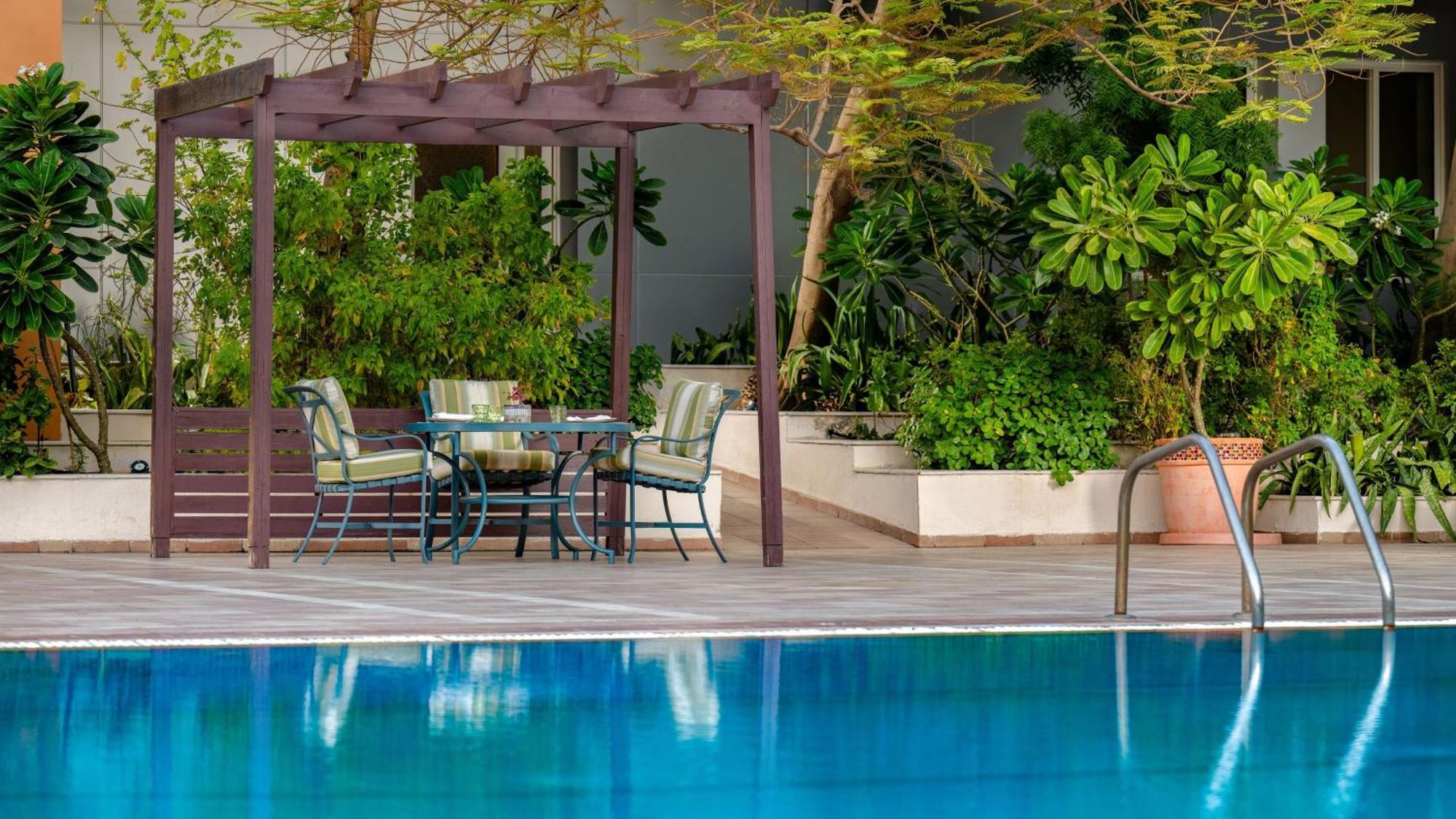 カールトン アル モアイベッド ホテル ダンマーム エクステリア 写真 The swimming pool at the hotel