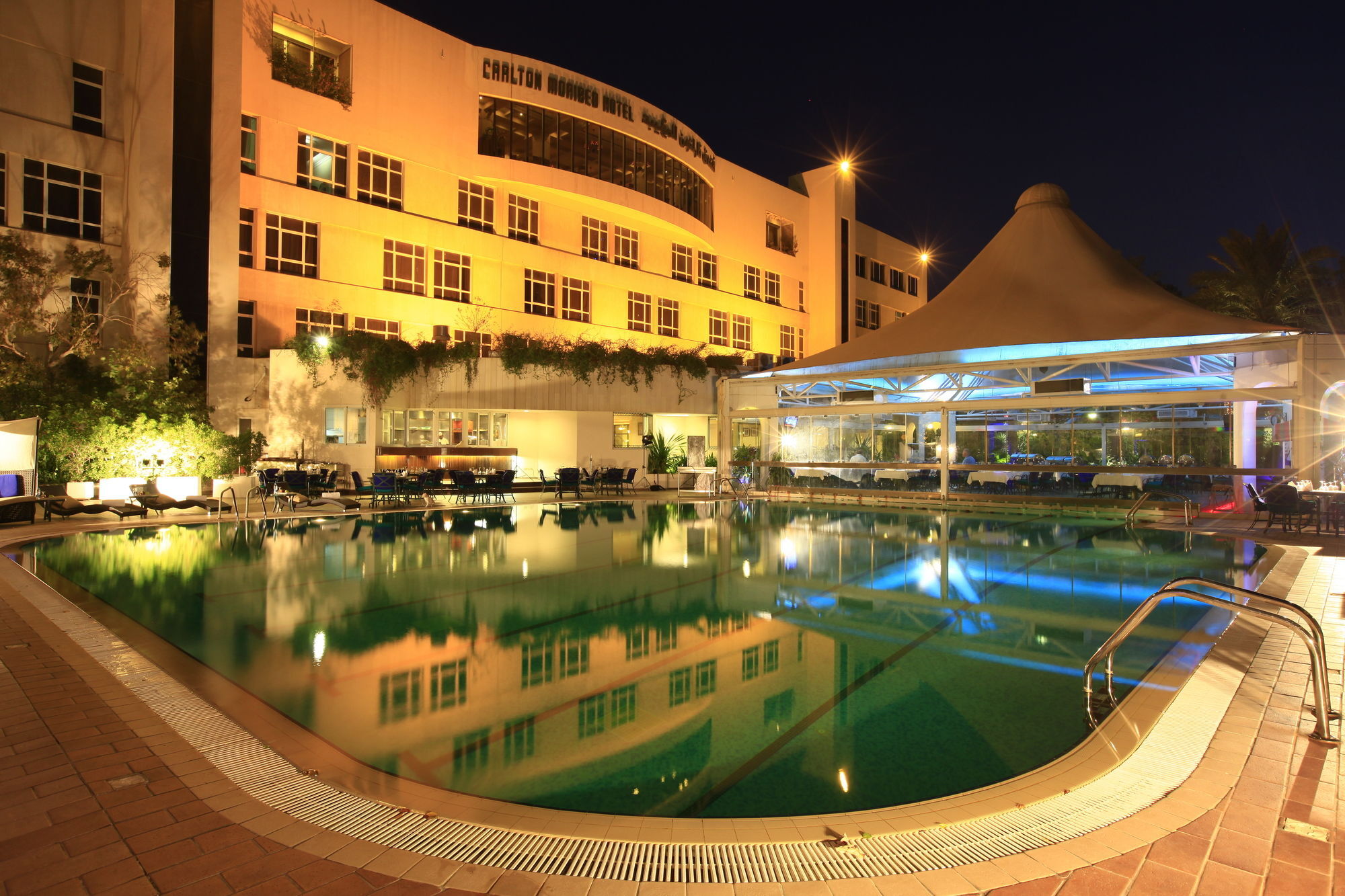 カールトン アル モアイベッド ホテル ダンマーム エクステリア 写真 The swimming pool at the hotel